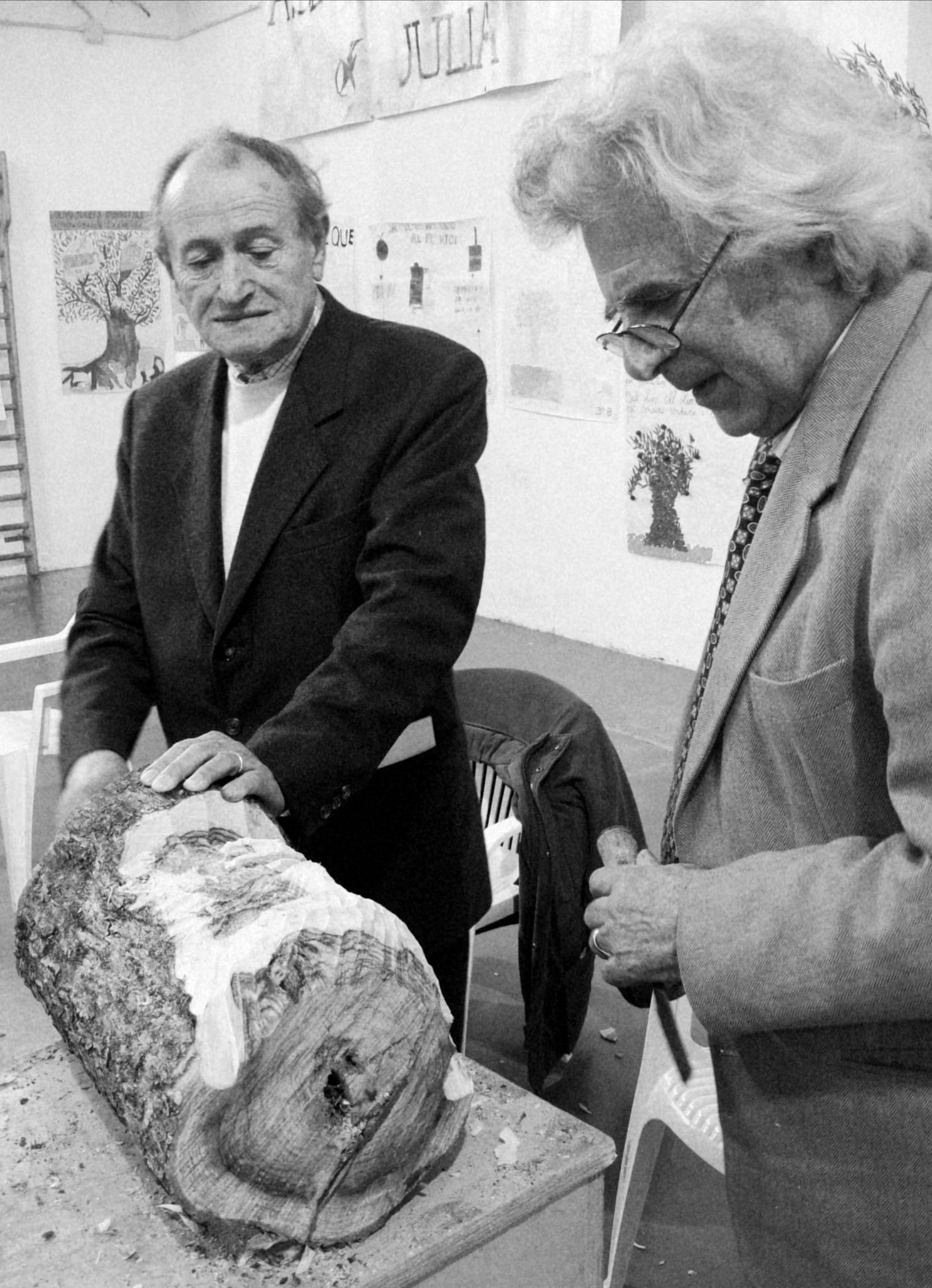 Il Maestro Giuseppe Cherubini con la scultura “Il Valore della donna